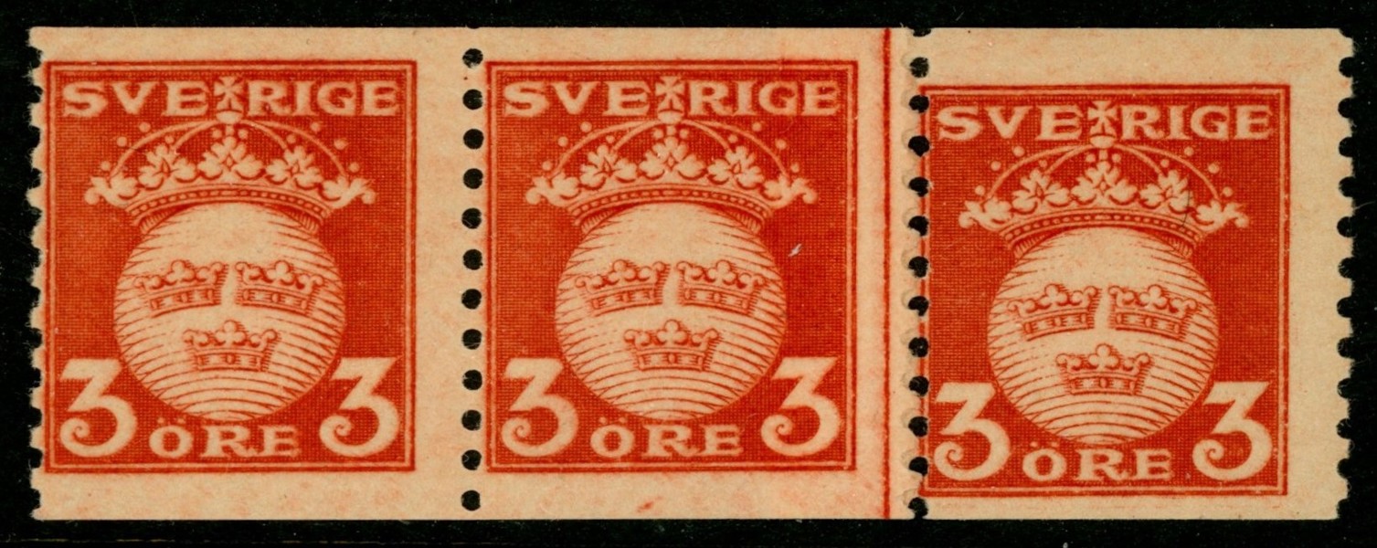 F139. Intressant postfriskt 3-strip med skarvat papper.