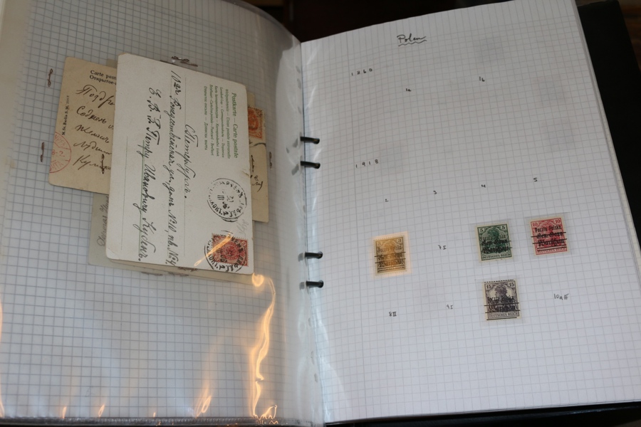 HELA VÄRLDEN. Samling i 20 pärmar i två flyttlådor. Som vanligt ojämnt besatt och ofta glest, men även en del bättre märken. Framför allt trevligt material från Utomeuropa t.ex. engelska kolonier.