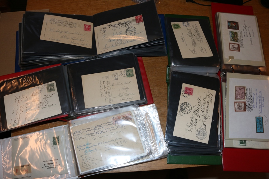 Parti brev, vykort och några FDC i fem små album. Både svenskt och utländskt, gammalt och nytt. Ser spännande ut, från dödsbo. Albumen nästan fulla.