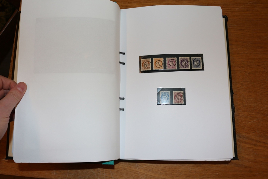 Samling 1856-2010 på blad monterat för hand. Med många bättre märken och serier, bland annat 25 skillingar. På 1900-talet även en del trevliga försändelser, samt en del tjänste och lösen.