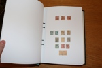 Samling 1856-2010 på blad monterat för hand. Med många bättre märken och serier, bland annat 25 skillingar. På 1900-talet även en del trevliga försändelser, samt en del tjänste och lösen.
