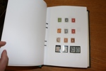 Samling 1856-2010 på blad monterat för hand. Med många bättre märken och serier, bland annat 25 skillingar. På 1900-talet även en del trevliga försändelser, samt en del tjänste och lösen.