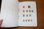 Samling 1856-2010 på blad monterat för hand. Med många bättre märken och serier, bland annat 25 skillingar. På 1900-talet även en del trevliga försändelser, samt en del tjänste och lösen.