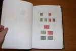 Samling 1856-2010 på blad monterat för hand. Med många bättre märken och serier, bland annat 25 skillingar. På 1900-talet även en del trevliga försändelser, samt en del tjänste och lösen.