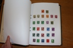 Samling 1856-2010 på blad monterat för hand. Med många bättre märken och serier, bland annat 25 skillingar. På 1900-talet även en del trevliga försändelser, samt en del tjänste och lösen.