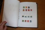 Samling 1856-2010 på blad monterat för hand. Med många bättre märken och serier, bland annat 25 skillingar. På 1900-talet även en del trevliga försändelser, samt en del tjänste och lösen.