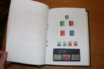 Samling 1856-2010 på blad monterat för hand. Med många bättre märken och serier, bland annat 25 skillingar. På 1900-talet även en del trevliga försändelser, samt en del tjänste och lösen.