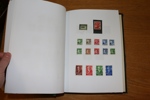 Samling 1856-2010 på blad monterat för hand. Med många bättre märken och serier, bland annat 25 skillingar. På 1900-talet även en del trevliga försändelser, samt en del tjänste och lösen.