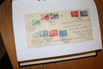 Samling 1856-2010 på blad monterat för hand. Med många bättre märken och serier, bland annat 25 skillingar. På 1900-talet även en del trevliga försändelser, samt en del tjänste och lösen.