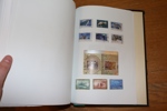 Samling 1856-2010 på blad monterat för hand. Med många bättre märken och serier, bland annat 25 skillingar. På 1900-talet även en del trevliga försändelser, samt en del tjänste och lösen.