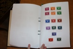 Samling 1856-2010 på blad monterat för hand. Med många bättre märken och serier, bland annat 25 skillingar. På 1900-talet även en del trevliga försändelser, samt en del tjänste och lösen.