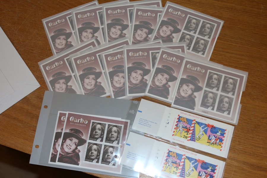 SS3. Greta Garbo. Lot med 13 souvenirark varav 10 kompletta neutrala, ett kpl med kn + cyls samt två neutrala utan fickor/blad. Även två häften "cirkus" med dubbla markeringar.