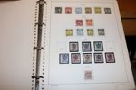 Välfylld samling stämplat/ostämplat med flera skillingar inkl 6+8 sk bco (blandad kvalitet) och några luckfyllare, vapentyp öre i dubbel uppsättning, svart+brunt lokalmärke, 3 öre lejon typ 1 m.m.