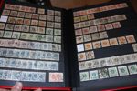 Lagerparti stämplat 1855-1996 i två välfyllda, 64-sidiga insticksböcker. Med flera bättre märken som 4 sk bco och 17 öre lejon, massor med vapen och ringtyp m.m. Tusentals märken!