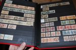 Lagerparti stämplat 1855-1996 i två välfyllda, 64-sidiga insticksböcker. Med flera bättre märken som 4 sk bco och 17 öre lejon, massor med vapen och ringtyp m.m. Tusentals märken!