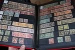 Lagerparti stämplat 1855-1996 i två välfyllda, 64-sidiga insticksböcker. Med flera bättre märken som 4 sk bco och 17 öre lejon, massor med vapen och ringtyp m.m. Tusentals märken!