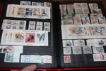 Lagerparti stämplat 1855-1996 i två välfyllda, 64-sidiga insticksböcker. Med flera bättre märken som 4 sk bco och 17 öre lejon, massor med vapen och ringtyp m.m. Tusentals märken!