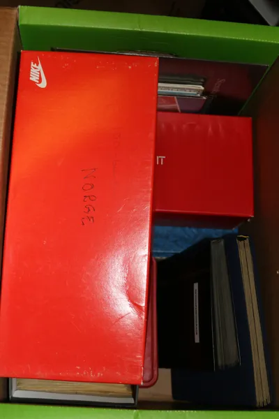 Flyttlåda blandat innehåll bl.a. Sverige stpl dubbletter i ett par album, även xx eller utan gummi. Vidare finns ett litet album skyddsperforeringar, några årssatser inkl en med rabatthäfte.