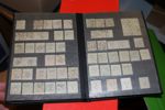 Flyttlåda blandat innehåll bl.a. Sverige stpl dubbletter i ett par album, även xx eller utan gummi. Vidare finns ett litet album skyddsperforeringar, några årssatser inkl en med rabatthäfte.