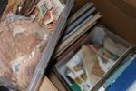 Stor flyttlåda Sverige med blandat innehåll. Både stämplat och x/xx bl.a. ett album med bättre xx strip t.ex. Riksdagen m.m.