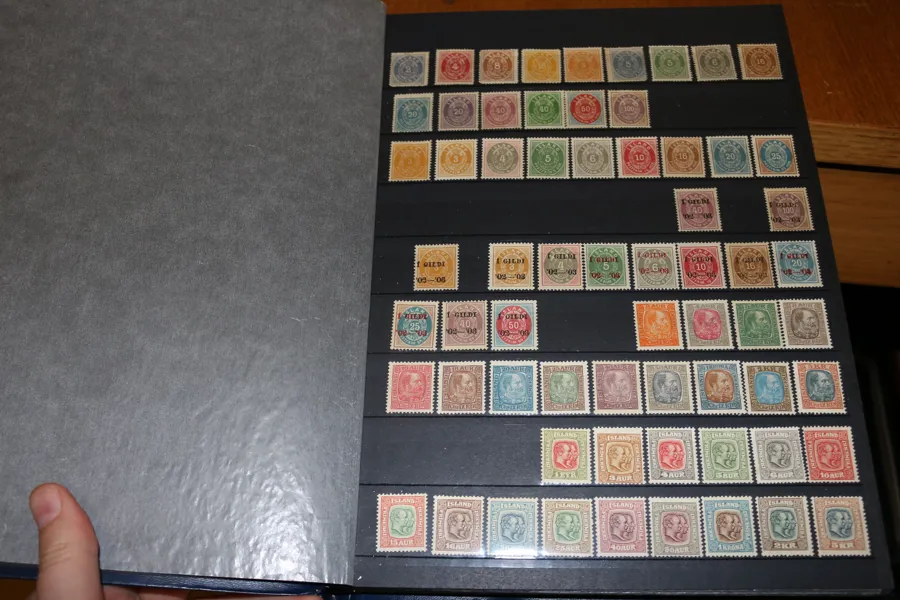 Mycket välfylld samling ostämplat i insticksbok. Innehåller en mängd bättre märken, högvalörer och hela serier. Skillingarna i sämre kvalitet, därefter bättre. Från mitten på 50-talet mest postfriskt.