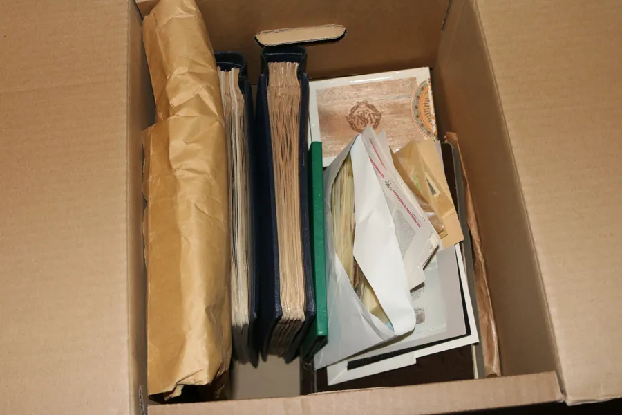 Parti hela världen med samling NORDEN i album, bl.a. Sverige x/xx Kongress och Förening till 1 krona m.m. Dessutom en mängd olika länder på blad och i askar/påsar, mestadels äldre material.