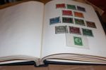 Parti hela världen med samling NORDEN i album, bl.a. Sverige x/xx Kongress och Förening till 1 krona m.m. Dessutom en mängd olika länder på blad och i askar/påsar, mestadels äldre material.