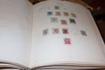 Parti hela världen med samling NORDEN i album, bl.a. Sverige x/xx Kongress och Förening till 1 krona m.m. Dessutom en mängd olika länder på blad och i askar/påsar, mestadels äldre material.