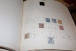 Parti hela världen med samling NORDEN i album, bl.a. Sverige x/xx Kongress och Förening till 1 krona m.m. Dessutom en mängd olika länder på blad och i askar/påsar, mestadels äldre material.