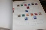 Parti hela världen med samling NORDEN i album, bl.a. Sverige x/xx Kongress och Förening till 1 krona m.m. Dessutom en mängd olika länder på blad och i askar/påsar, mestadels äldre material.