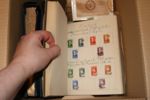 Parti hela världen med samling NORDEN i album, bl.a. Sverige x/xx Kongress och Förening till 1 krona m.m. Dessutom en mängd olika länder på blad och i askar/påsar, mestadels äldre material.