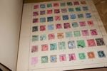 Parti hela världen med samling NORDEN i album, bl.a. Sverige x/xx Kongress och Förening till 1 krona m.m. Dessutom en mängd olika länder på blad och i askar/påsar, mestadels äldre material.