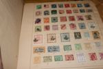 Parti hela världen med samling NORDEN i album, bl.a. Sverige x/xx Kongress och Förening till 1 krona m.m. Dessutom en mängd olika länder på blad och i askar/påsar, mestadels äldre material.