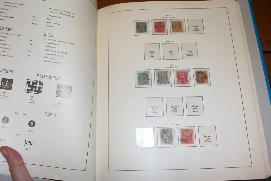 Trevlig mindre samling fram till 1977. Med 4+8 skilding i bl.kval. Därefter bättre, från 1900 nästan enbart x/xx. Efter 1930 är nästan alla bättre märken utan stämplar xx, så det är fint material. 