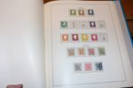 Trevlig mindre samling fram till 1977. Med 4+8 skilding i bl.kval. Därefter bättre, från 1900 nästan enbart x/xx. Efter 1930 är nästan alla bättre märken utan stämplar xx, så det är fint material. 