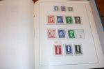 Trevlig mindre samling fram till 1977. Med 4+8 skilding i bl.kval. Därefter bättre, från 1900 nästan enbart x/xx. Efter 1930 är nästan alla bättre märken utan stämplar xx, så det är fint material. 