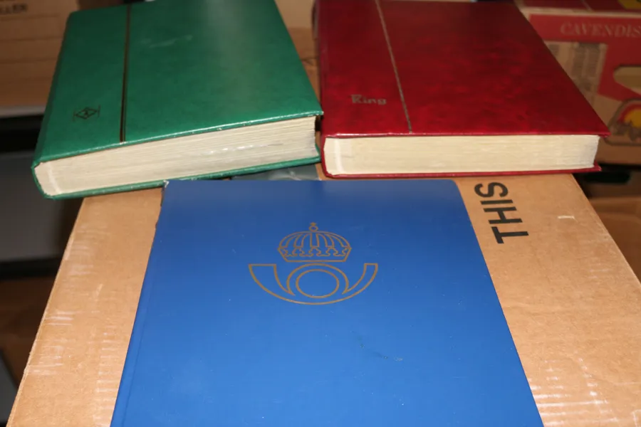 Tre insticksalbum dubbletter ca 1900-1980. Fyndchans på stämplar et.c.