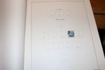 Samling i gammalt specialiserat Wennberg-album med vapentyp öre överkomplett, en del ringtyp i nyanser m.m. Även hyfsat avsnitt bandmärken m.m. men inga par. 