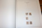 Samling i gammalt specialiserat Wennberg-album med vapentyp öre överkomplett, en del ringtyp i nyanser m.m. Även hyfsat avsnitt bandmärken m.m. men inga par. 