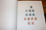Samling i gammalt specialiserat Wennberg-album med vapentyp öre överkomplett, en del ringtyp i nyanser m.m. Även hyfsat avsnitt bandmärken m.m. men inga par. 