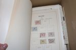 BELGIEN. Samling/parti klassiskt och fram till ca 1970-tal på en stor mängd lösa blad och ett insticksalbum. Ger ett lite rörigt men spännande intryck, finns säkert fyndchanser här!