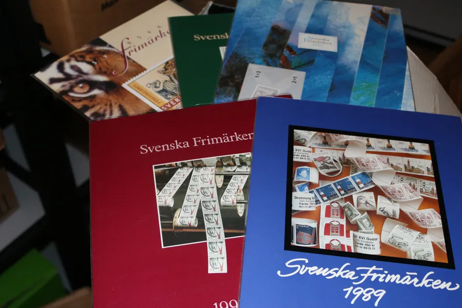 Parti årssatser 1970-90-tal, Nom 3400 kr räknat från 1980. Dessutom några mynt med silvervärde strax över 100 kr och ett brev med silvermedalj från bröllopet 1976.