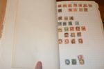 ÖSTERRIKE. Spännande kontorspärm med många klassiska märken, tidningsmärken m.m. samlat fram till 20-talet. Se bildexempel!