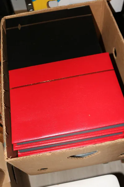 NEDERLÄNDERNA. Stort parti/samling i 10 tjocka insticksböcker klassiskt-semimodernt inkl en del bättre märken. Ofta många ex av varje märke så det är väldigt mycket material. 