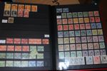 NEDERLÄNDERNA. Stort parti/samling i 10 tjocka insticksböcker klassiskt-semimodernt inkl en del bättre märken. Ofta många ex av varje märke så det är väldigt mycket material. 