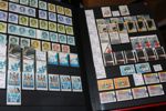 NEDERLÄNDERNA. Stort parti/samling i 10 tjocka insticksböcker klassiskt-semimodernt inkl en del bättre märken. Ofta många ex av varje märke så det är väldigt mycket material. 