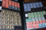 NEDERLÄNDERNA. Stort parti/samling i 10 tjocka insticksböcker klassiskt-semimodernt inkl en del bättre märken. Ofta många ex av varje märke så det är väldigt mycket material. 