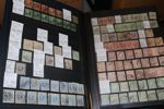NEDERLÄNDERNA. Stort parti/samling i 10 tjocka insticksböcker klassiskt-semimodernt inkl en del bättre märken. Ofta många ex av varje märke så det är väldigt mycket material. 