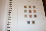 Trevlig samling till 1985 i tre album med fickor. Mycket vacker 4-skilling stpl SÖDERHAMN 13.12.1857 och vapentyp öre och ringtyp komplett förutom den dyrare riksdalern.