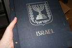 Liten restpost från större inlämning: Grundsamling Kanada till 1977 i Davo-album, samt ett tomt Davo-album Israel till -78 (utan fickor). Även ett par urvalshäften svenska bandmärken av enklare typ.
